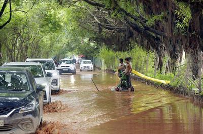 Roads flooded, Traffic Crawls As Delhi-NCR Receives Heavy Rain-stock-foto