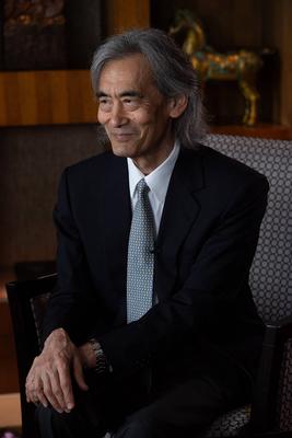 BEIJING, CHINA - JULY 10: Renowned conductor Kent Nagano speaks to the media on July 10, 2025 in Beijing, China. Under t-stock-foto