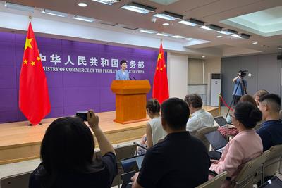 BEIJING, CHINA - JULY 10: He Yongqian, spokesperson for China s Ministry of Commerce, attends a regular press conference-stock-foto