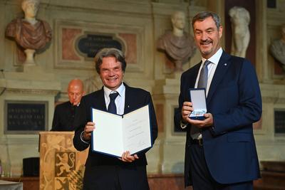 Aushaendigung  Bayerischer Verdienstorden-stock-foto