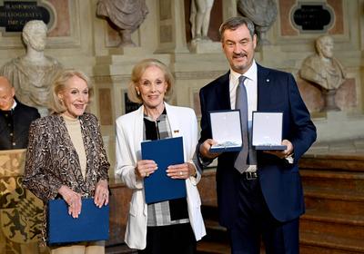 Alice und Ellen Kessler, Markus S?der / Bayerischer Verdienstorden im Antiquarium der Residenz in M?nchen am 9. Juli 202-stock-foto
