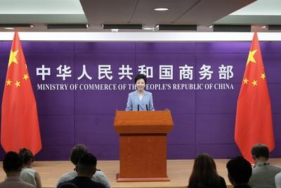 BEIJING, CHINA - JULY 10: He Yongqian, spokesperson for China s Ministry of Commerce, attends a regular press conference-stock-foto