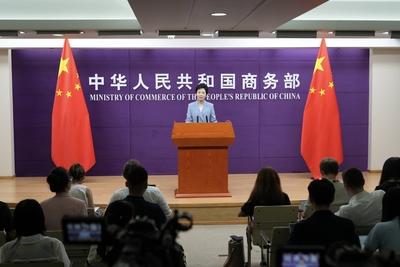 BEIJING, CHINA - JULY 10: He Yongqian, spokesperson for China s Ministry of Commerce, attends a regular press conference-stock-foto