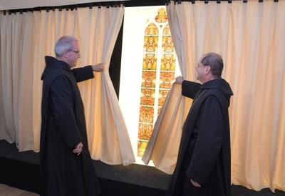 In der Kirche der Benediktiner Abtei in Tholey Saarland werden neue Kirchenfenster von Gerhard Ri-stock-foto