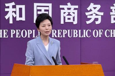 BEIJING, CHINA - JULY 10: He Yongqian, spokesperson for China s Ministry of Commerce, attends a regular press conference-stock-foto