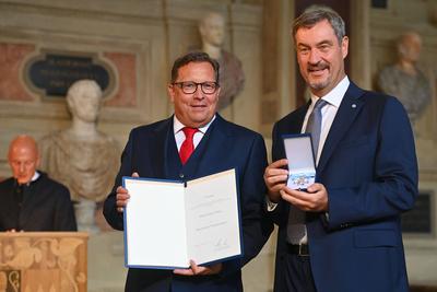 Aushaendigung  Bayerischer Verdienstorden-stock-foto