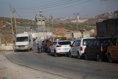 Israeli security close the entrances to the West Bank after a stabbing attack, in Gush Etzion in the Israeli-occupied West Bank-stock-foto