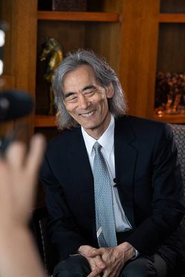 BEIJING, CHINA - JULY 10: Renowned conductor Kent Nagano speaks to the media on July 10, 2025 in Beijing, China. Under t-stock-foto