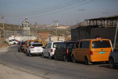Israeli security close the entrances to the West Bank after a stabbing attack, in Gush Etzion in the Israeli-occupied West Bank-stock-foto