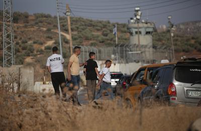 Israeli security close the entrances to the West Bank after a stabbing attack, in Gush Etzion in the Israeli-occupied West Bank-stock-foto