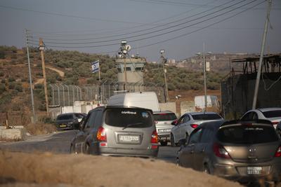 Israeli security close the entrances to the West Bank after a stabbing attack, in Gush Etzion in the Israeli-occupied West Bank-stock-foto