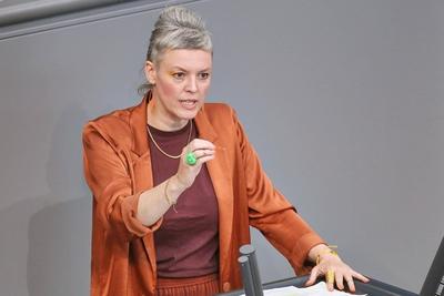 Berlin, Deutschland, 10.07.2025: Deutscher Bundestag: 18. Bundestagssitzung - Haushaltswoche: Katalin Gennburg, linke **-stock-foto