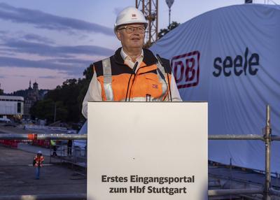 Erstes Eingangsportal am neuen Hauptbahnhof Stuttgart fertig. Zum ersten Mal zeigt sich eine von vier sogenannte Gitters-stock-foto