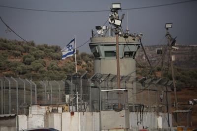 Israeli security close the entrances to the West Bank after a stabbing attack, in Gush Etzion in the Israeli-occupied West Bank-stock-foto