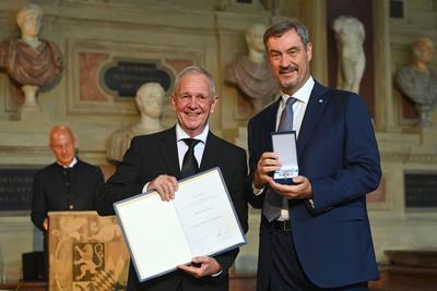 Aushaendigung  Bayerischer Verdienstorden-stock-foto