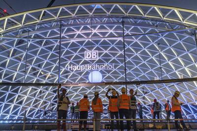 Erstes Eingangsportal am neuen Hauptbahnhof Stuttgart fertig. Zum ersten Mal zeigt sich eine von vier sogenannte Gitters-stock-foto