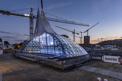 Erstes Eingangsportal am neuen Hauptbahnhof Stuttgart fertig. Zum ersten Mal zeigt sich eine von vier sogenannte Gitters-stock-foto