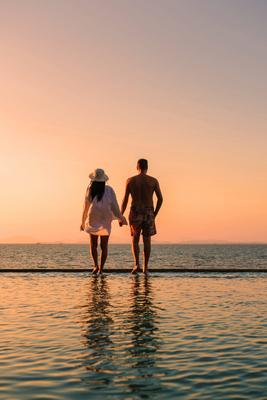 Romantischer Spaziergang bei Sonnenuntergang auf der Insel Koh Munnork in Rayong, Thailand-stock-foto