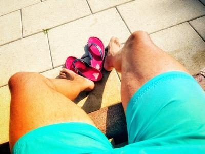 01.09.2024, Schwimmen im Freibad Bad W?rishofen (Bayern), ein Mann sitzt an der Bank im Freibad, vor sich seine Badeschl-stock-photo