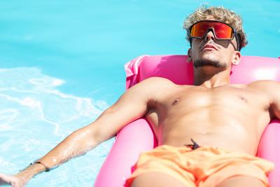 pool,sonnenbaden,urlauber,schwimmbad,schwimmbecken,swimming pool,swimmingpool,br?unen,sonnen,sonnenbad,tourist,touristen-stock-foto