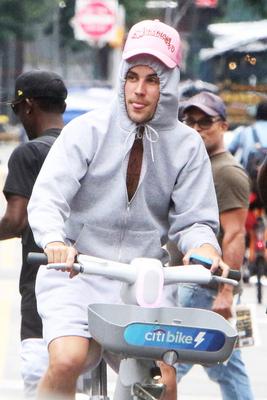 NEW YORK, NY- AUGUST 28: Justin Bieber seen on a Citi Bike rental riding in New York City on August 28, 2023 PUBLICATION-stock-foto