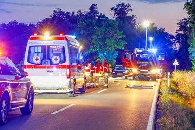 T?dliches Feuerdrama bei Kieselbronn im Enzkreis: Elektro-Hyundai ?berschl?gt sich auf Kreisstra?e und geht in Flammen auf - junger Beifahrer stirbt noch an der Unfallstelle, der Fahrer erleidet schwere Verletzungen - Feuerwehr und Rettungskr?fte im-stock-photo