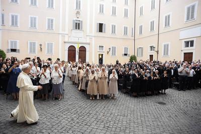 ITALY - POPE LEO XIV IN THE COURTYARD OF THE APOSTOLIC PALACE OF CASTEL GANDOLFO , ITALY - 2025/7/12-stock-foto