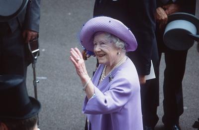 Bildnummer: 56856552  Datum: 01.06.1997  Copyright: imago/teutopressQueen Mum Elizabeth I. beim Royal Ascot / England 06/97 dru Frau Adel Gesellschaft K?nigshaus England Gro?britannien seri?s festlich elegant Kleid lila Hut Handschuhe Stock gehend Menschen l?chelnd winkend halb quer Mutter von Elizabeth II. Elizabeth Angela Marguertie Bowes-Lyon People xmk x0x 1997 quer  56856552 Date 01 06 1997 Copyright Imago  Queen Mum Elizabeth I the Royal Ascot England 06 97 Dru Woman Adel Society Royal house England UK seriously festive elegant Dress purple Hat Gloves Stick going People smiling winkend half horizontal Mother from Elizabeth II Elizabeth Angela  Bowes Lyon Celebrities xmk x0x 1997 horizontal-stock-foto