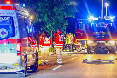 T?dliches Feuerdrama bei Kieselbronn im Enzkreis: Elektro-Hyundai ?berschl?gt sich auf Kreisstra?e und geht in Flammen auf - junger Beifahrer stirbt noch an der Unfallstelle, der Fahrer erleidet schwere Verletzungen - Feuerwehr und Rettungskr?fte im-stock-photo