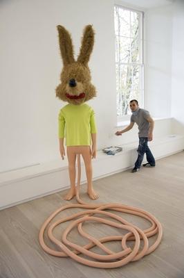 25 11 2014 London United Kingdom Image shows Spaghetti man 1993 by Paul McCarthy Saatchi Gal-stock-foto