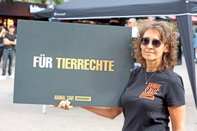 Nutztiere und Tierschutz Eine Gruppe Tiersch?tzer der Organisation ANIMAL SAVE MOVEMENT macht auf Tierleid aufmerksam un-stock-foto
