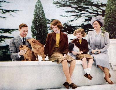 King George VI with Queen Elizabeth and their daughters Elizabeth (Later Queen Elizabeth II) and Princess Margaret, at R-stock-foto