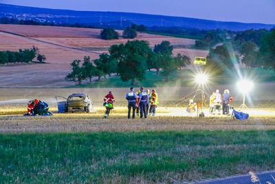 T?dliches Feuerdrama bei Kieselbronn im Enzkreis: Elektro-Hyundai ?berschl?gt sich auf Kreisstra?e und geht in Flammen auf - junger Beifahrer stirbt noch an der Unfallstelle, der Fahrer erleidet schwere Verletzungen - Feuerwehr und Rettungskr?fte im-stock-photo