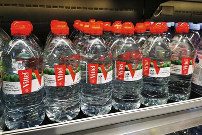 Vittel-Wasserflaschen im Regal eines Supermarktes. Nestl? , der gr??te Nahrungsmittel-Konzern der Welt, stellt den Verka-stock-foto