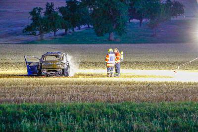 T?dliches Feuerdrama bei Kieselbronn im Enzkreis: Elektro-Hyundai ?berschl?gt sich auf Kreisstra?e und geht in Flammen auf - junger Beifahrer stirbt noch an der Unfallstelle, der Fahrer erleidet schwere Verletzungen - Feuerwehr und Rettungskr?fte im-stock-photo