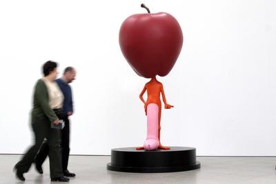 48/ Ausstellung: Die Lange Nacht der Museen in Berlin, Flick Collection im Hamburger Bahnhof, Besucher neben Apple Heads-stock-foto