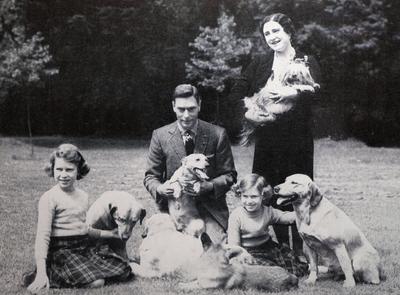 Photograph of King George VI (1895-1952), the Queen Mother (1900-2002), Queen Elizabeth II (1926 -) and Princess Margare-stock-foto
