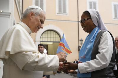 ITALY - POPE LEO XIV IN THE COURTYARD OF THE APOSTOLIC PALACE OF CASTEL GANDOLFO , ITALY - 2025/7/12-stock-foto