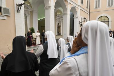 ITALY - POPE LEO XIV IN THE COURTYARD OF THE APOSTOLIC PALACE OF CASTEL GANDOLFO , ITALY - 2025/7/12-stock-foto