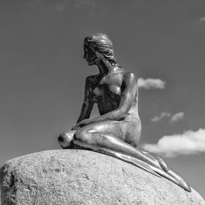 view of the Little Mermaid statue on the Langelinie Promenade in the harbor of Copenhagen Copenhagen, Denmark - 13 June,-stock-foto