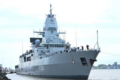 Die Fregatte "Hamburg" verl?sst Wilhelmshaven.-stock-foto