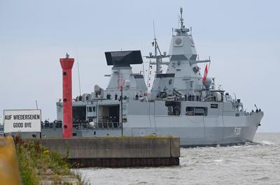 Die Fregatte "Hamburg" verl?sst Wilhelmshaven.-stock-foto