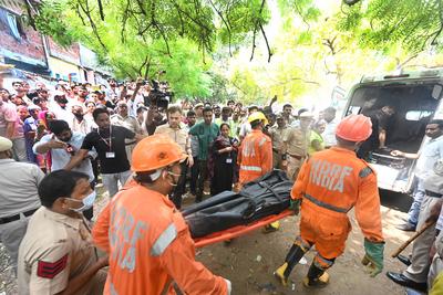 Building Collapses In Welcome Area, People Feared Trapped; Rescue Underway-stock-foto