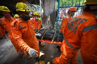 Building Collapses In Welcome Area, People Feared Trapped; Rescue Underway-stock-foto