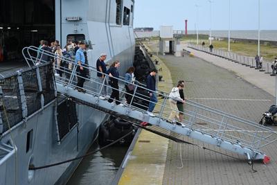 Die Fregatte "Hamburg" verl?sst Wilhelmshaven.-stock-foto