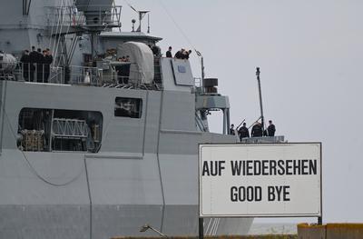 Die Fregatte "Hamburg" verl?sst Wilhelmshaven.-stock-foto
