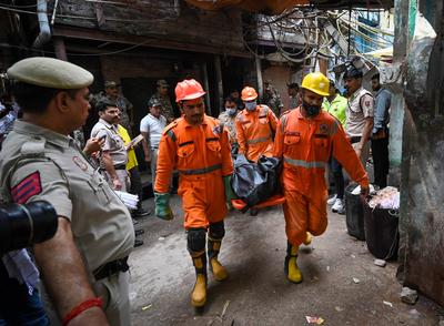 Building Collapses In Welcome Area, People Feared Trapped; Rescue Underway-stock-foto