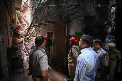 Building Collapses In Welcome Area, People Feared Trapped; Rescue Underway-stock-foto