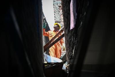 Building Collapses In Welcome Area, People Feared Trapped; Rescue Underway-stock-foto