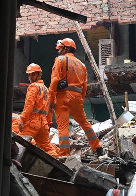 Building Collapses In Welcome Area, People Feared Trapped; Rescue Underway-stock-foto